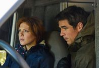 Under the Dome – Noch glauben Julia (Rachelle LeFevre, l.) und Sam (Eddie Cahill, r.), dass endlich der dringend benötigte Regen eingesetzt hat ...