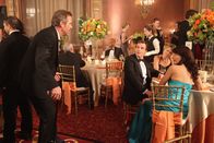 Dr. House – Bei der Hochzeit des Vorstandmitglieds ist die gesamte Ärzteschaft eingeladen. Zu schade, dass House (Hugh Laurie, l.) und Cuddy (Lisa Edelstein, r.) immer noch Streit haben. Wilson (Robert Sean Leonard, M.) vermittelt ...