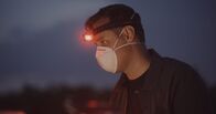 Die Virus-Jäger – Chris Golden observes bat sampling at night with Kendra Phelps' EcoHealth Alliance team of virus hunters. (National Geographic/Daniel Hollis)