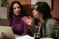 Numb3rs - Die Logik des Verbrechens – Arbeiten an schwierigen Berechnungen: Amita (Navi Rawat, l.) und Charlie (David Krumholtz, r.) ...