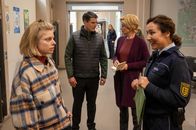 SOKO Stuttgart – Die Kommissare Martina Seiffert (Astrid M. Fünderich, 2.v.r.) und Rico Sander (Benjamin Strecker, 2.v.l.) sowie Streifenbeamtin Sibylle Beyer (Bärbel Stolz, r.) bekommen Ermittlungshilfe von Ricos Freundin Amelie (Janina Agnes, l.). Bringt die introvertierte Hackerin die entscheidenden Hinweise?