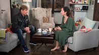 Rote Rosen – Tina (Katja Frenzel, r.) genießt es, ganz allein Zeit mit ihrem Idol Frank Schöbel (l.) zu verbringen.