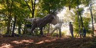 Silverpoint – Bea (Aoife Hughes, r.) bestärkt Louis (Oliver Cunliffe), der sich dem Dinosaurier, seinem "Angstmonster", stellen muss.