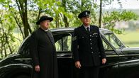 Father Brown – Father Brown (Mark Williams, l.) und Sergeant Goodfellow (John Burton, r.)