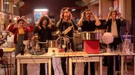 UFOs – v.l.n.r. Véra Clouseau (Daphné Patakia), Rémy Bidaut (Quentin Dolmaire), Marcel Benes (Michel Vuillermoz), Didier Mathure (Melvil Poupaud) und Claire Carmignac (Alice Taglioni)