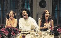 Scary Movie 2 – Alex (Tori Spelling, l.), Shorty (Marlon Wayans) und Theo (Kathleen Robertson) amüsieren sich prächtig - noch....