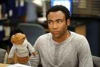 Community – Troy (Donald Glover) langweilt sich vom immer wieder kehrendem Alltag und sucht nach einem neuen Abenteuer ...