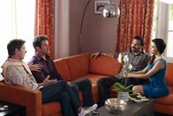 Desperate Housewives – Während Bree erstaunt ist herauszufinden, wer im Besitz von Alejandros Leiche ist, versuchen Carlos (Ricardo Antonio Chavira, 2.v.r.) und Gabrielle (Eva Longoria, r.) ihre Nachbarn Bob (Tuc Watkins, 2.v.l.) und Lee (Kevin Rahm, l.) davon zu überzeugen, dass sich ihre zwei Töchter durchaus benehmen können ...