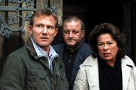 Wilsberg – Kommissarin Anna Springer (Rita Russek, r.) und ihr übereifriger Assistent Overbeck (Roland Jankowsky, l.) waren wieder einmal langsamer als Privatdetektiv Wilsberg (Leonard Lansink, M.). Er konnte den Fall schneller lösen.