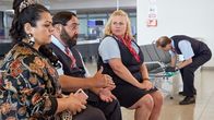Check Check – (v.l.n.r.) Samira Karahanci (Sara Fazilat); Ertu Karahanci (Kailas Mahadevan); Ingrid Fink (Petra Kleinert); Harald Armbruster (Jan Georg Schütte)