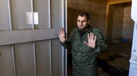 Tatort Syrien – Der ehemalige Elitesoldat Ayman al-Taqsh saß viereinhalb Jahre im berüchtigten Militärgefängnis Saydnaya in der Nähe von Damaskus. Der 36jährige erzählt, was er durchlitten hat. Tausende seiner Mithäftlinge haben die Gefangenschaft nach Erkenntnissen der Menschenrechtsorganisation Amnesty International nicht überlebt.