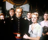 Zwei ritten zusammen – Nur Leutnant Gary (Richard Widmark) und seine Verlobte Marty Purcell (Shirley Jones) haben mit den aus der Gefangenschaft befreiten "Halbindianern" Mitleid.