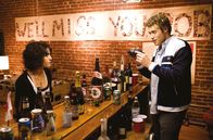 Cloverfield – Hud (T. J. Miller) bittet Marlena (Lizzy Caplan) um ein Statement für Robs Abschiedsvideo.