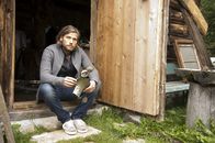 Die Bergretter – Markus Kofler (Sebastian Ströbel) findet in der Hütte seines Vaters Hinweise auf ein altes Flugzeugwrack. in Verbindung mit der Sendung bei Nennung ZDF/Thomas R. Schumann