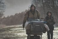 Zukunftsvisionen: The Road – Mit einem Einkaufswagen, in dem sie ihr ganzes Hab und Gut mit sich führen, versuchen der Mann (Viggo Mortensen) und sein Sohn (Kodi Smit-McPhee) sich zur Küste durchzuschlagen.