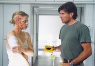 Schöne Lügen – Max (Daniel Morgenroth) besucht seine Frau Kim Joosten (Susanna Simon) im Krankenhaus, die nach einem Grillunfall schwere Verbrennungen erlitten hat.