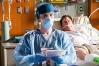 The Good Doctor – Dr. Shaun Murphy (Freddie Highmore, l.), Martin Cross (Lochlyn Munro) Die Verwendung des sendungsbezogenen Materials ist nur mit dem Hinweis und Verlinkung auf TVNOW gestattet.