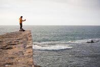 Spuren verlorener Städte mit Albert Lin – Akkon, Israel - Dr. Albert Lin verwendet sein iPad, um die Scandaten an der Lagune in Akkon, Israel, zu visualisieren. (Blakeway Productions/National Geographic)
