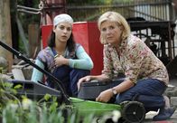 Zimmer mit Tante – Malu (Nadia Hilker, links) und ihre Tante Johanna (Jutta Speidel) bekommen bei der Gartenarbeit unerwarteten Besuch.