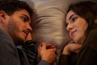 Blutige Anfänger – Kilian (François Goeske) ist froh, dass Aylin (Asli Melisa Uzun) den Anschlag auf sie überlebt hat und wieder auf dem Weg der Besserung ist.
