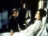 Unsere kleine Farm – Kurz vor ihrem Tod teilt Julia (Patricia Neal, r.) Caroline (Karen Grassle, l.) und Charles (Michael Landon, M.) mit, dass sie für ihre Kinder noch ein neues Zuhause finden müsste.