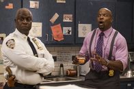 Brooklyn Nine-Nine – Captain Ray Holt (André Braugher, l.); Terry Jeffords (Terry Crews, r.)
