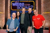 Wer weiß denn sowas? – Moderator Kai Pflaume (M.) und seine Rateteam-Kapitäne Bernhard Hoëcker (l.) und Elton (r.) begrüßen in dieser Sendung die Sportjournalistin Lea Wagner (2.v.l.) und den Sportjournalist Wolff-Christoph Fuss (2.v.r.).