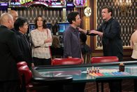 How I Met Your Mother – Planen einen legendären Junggesellenabschied für Barney: Robin (Cobie Smulders, 3.v.r.), Ted (Josh Radnor, 2.v.r.) und Marshall (Jason Segel, r.) ...