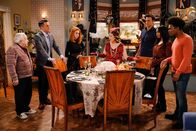 Call Me Kat – (v.l.n.r.) Phil (Leslie Jordan); Jalen (John Griffin); Sheila (Swoosie Kurtz); Kat (Mayim Bialik); Max (Cheyenne Jackson); Randi (Kyla Pratt); Carter (Julian Gant)