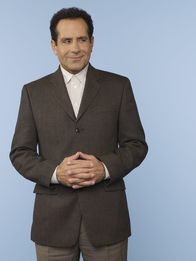 Monk – (6. Staffel) - Sein Wunsch ist der nach einer symmetrisch geordneten, keimfreien Umgebung: Adrian Monk (Tony Shalhoub)