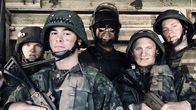 Californian Commando – Bei einer großen Militärübung bahnen sich Van (Kian Lawley, 2.v.l.), PH (Juho Uusitalo, l.), Soukka (Elias Keranen, 2.v.r.) und Forsbacka (Tatu Sinisalo, r.) unter der Führung von Sergeant Parikka (Chike Ohanwe, M.) erneut ihren Weg durch die finnische Wildnis. Doch Vans Entdeckung droht, die gesamte Mission zu gefährden.