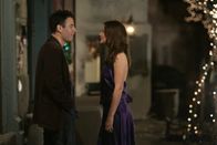 How I Met Your Mother – Weil Robin (Cobie Smulders, r.) von ihrem Freund versetzt wird, stößt sie zu später Stunde noch zu Ted (Josh Radnor, l.) und seinen Kumpels ...