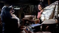 Löwenzahn – Yasemin (Sanam Afrashteh) findet ein altes Tuch mit arabischen Buchstaben. Es weist ihr den Weg zum Schatz . Mit ihr freut sich Hund Keks.