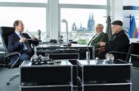Rentnercops – Die Ermittler Günter Hoffmann (Peter Lerchbäumer, M.) und Edwin Bremer (Tilo Prückner, r.) befragen Otto Clausner (Guido Renner, l.) zu Herrn Michael Webers Bewerbung als Teamleiter.