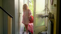 Lena & Benedict – Nach etlichen Jahren zieht Lena (Isa Jansen) wieder in ihr Elternhaus.