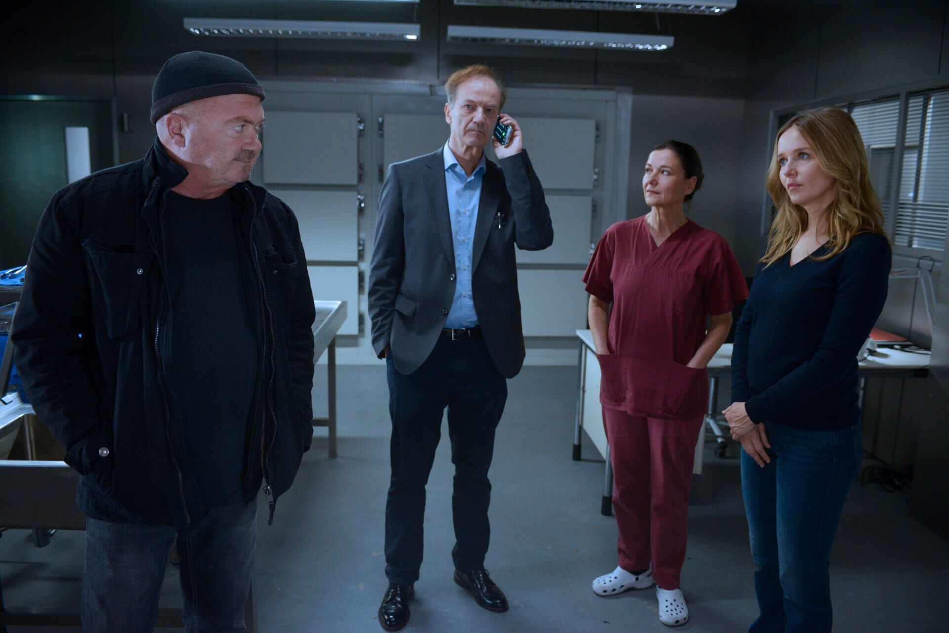 Der Samstagskrimi: Ein starkes Team – Das Team bespricht den Gefangenenaustausch. Von links: Otto Garber (Florian Martens), Reddemann (Arnfried Lerche), Dr. Gabriele Simkeit (Eva Sixt) und Linett Wachow (Stefanie Stappenbeck).