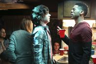 The Middle – Was wird Hutch (Alphonso McAuley, r.) sagen, wenn Axl (Charlie McDermott, l.) seinen kleinen Bruder zu einer College-Party mitbringen will?