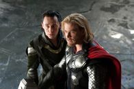 Thor – Während Thor (Chris Hemsworth, r.) von seiner Kampfeslust getrieben wird, gelingt es Loki (Tom Hiddleston, l.), seinen Intellekt und seine Hinterhältigkeit geschickt einzusetzen ...