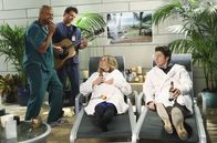 Scrubs - Die Anfänger – J.D. (Zach Braff, r.) will mehr Zeit mit Elliot allein verbringen, bevor das Baby zur Welt kommt, doch Elliot (Sarah Chalke, 2.v.r.) ist zu beschäftigt. Daraufhin hat er eine ganz besondere Überraschung für sie und wird dabei von Turk (Donald Faison, l.) und Drew (Michael Mosley, 2.v.l.) unterstützt ...