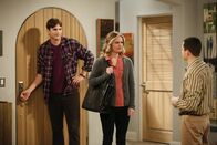 Two and a Half Men – Während Alan (Jon Cryer, r.) ein Verhältnis mit Ms. McMartin (Maggie Lawson, M.) angefängt, tritt Walden (Ashton Kutcher, l.) einer Selbsthilfegruppe für Adoptivväter bei ...