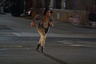 The Rookie – Kai De Vera (Skye P. Marshall) flüchtet vor der Polizei, nachdem sie ein Gebäude überfallen hat.