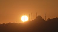 Megacitys - Wenn es Nacht wird in ... – Istanbul ist laut, chaotisch, und viel zu klein für seine knapp 20 Millionen Bewohner. ZDF-Korrespondentin Phoebe Gaa nimmt die Zuschauenden mit in die Dämmerung des Abends und endet früh morgens, wenn die meisten Menschen ausgeschlafen zur Arbeit gehen. Nachts zeigen sich die großen Veränderungen, die die Megacity gerade durchmacht: die Wirtschaftskrise schlägt den Menschen aufs Gemüt, die Armut steigt stetig und die Partyszene spürt die politisch verordnete Islamisierung deutlich. Der Film begleitet Menschen, die ihr Glück trotzdem in der Stadt suchen, die sie lieben und deren einstige Weltoffenheit sie bewahren wollen.