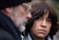 Postcard Killings – Bei seinen Ermittlungen in Stockholm erhält Jacob (Jeffrey Dean Morgan, l.) Unterstützung von der Journalistin Dessie Lombard (Cush Jumbo, r.).