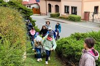 Unser Dorf hat Wochenende – Für einen guten Zweck. Kinder von Berg- und Thalwinkel sammeln Erntedankgaben.