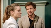 Rote Rosen – Svenja (Lea Marlen Woitack, l.) und Arthur (Vivian Frey, r.) schaffen es durch Missverständnisse nicht, sich zu versöhnen. Beide sind sich einig, dass alles zwischen ihnen ein Fehler war...