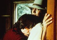 Unsere kleine Farm – Charles Ingalls (Michael Landon, r.) versucht den jungen Tod Dortmunder (Timothy Wead, l.) zur Vernunft zu bringen, denn dieser hat die Angewohnheit, alle Probleme mit Gewalt zu lösen.