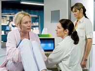 In aller Freundschaft – MDR Fernsehen IN ALLER FREUNDSCHAFT FOLGE 289, "Mann gegen Mann" Uhr. Dr. Elena Eichhorn (Cheryl Shepard, mi.) und Schwester Yvonne (Maren Gilzer, re.) untersuchen Anne Schmidt (Feo Aladag, li.), die über Schmerzen klagt.