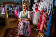 Ikonen Österreichs – Martina Reischauer sitzend in Ihrem Laden.