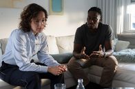 SOKO Stuttgart – Bille in Sorge: Eine junge Geschäftsfrau wird vorsätzlich überfahren und stirbt. Eine Spur führt zu Dr. Jakob Appiah (Eugene Boateng), der auch in der Stuttgarter Automobilbranche verwurzelt ist. Er wurde im heftigen Streit mit dem Opfer gesehen und die beiden hatte angeblich eine Affäre - was gleichzeitig Streifenpolizistin Sibylle Beyer (Bärbel Stolz) in den Fall verwickelt.