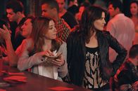 How I Met Your Mother – Während Barney und Marshall aneinandergeraten, versuchen Robin (Cobie Smulders, r.) und Lilly (Alyson Hannigan, l.), die perfekte Cocktail-Kombination herauszufinden ...
